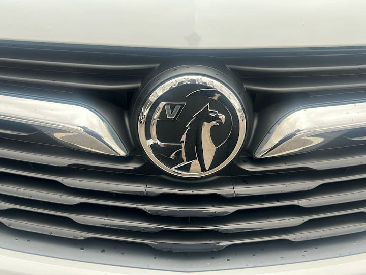 White Vauxhall Grandland X 1.2 SRi Nav 2020