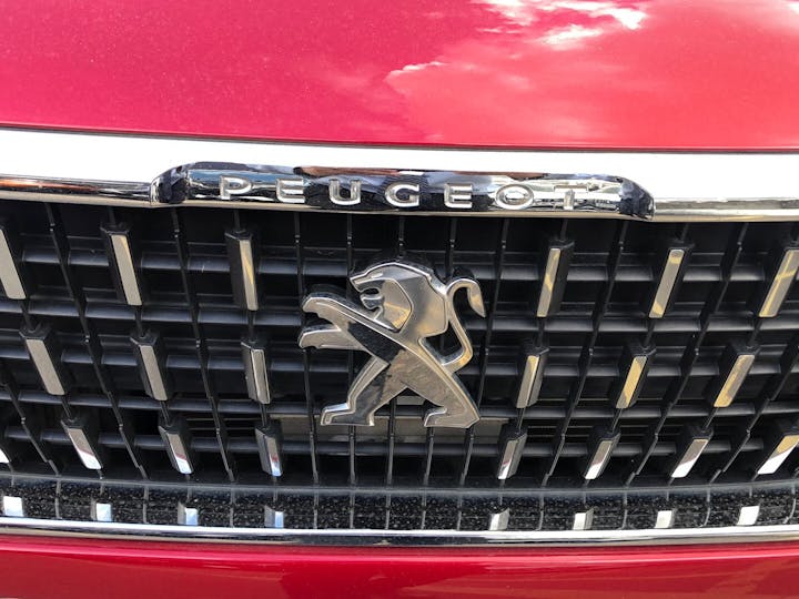 Red Peugeot 2008 1.2 S/S Allure 2019