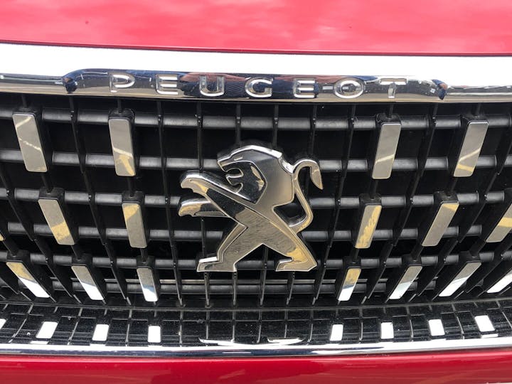 Red Peugeot 5008 1.2 Puretech S/S Allure 2020