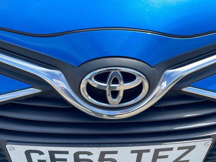 Blue Toyota Yaris 1.4 D-4d Icon 2015