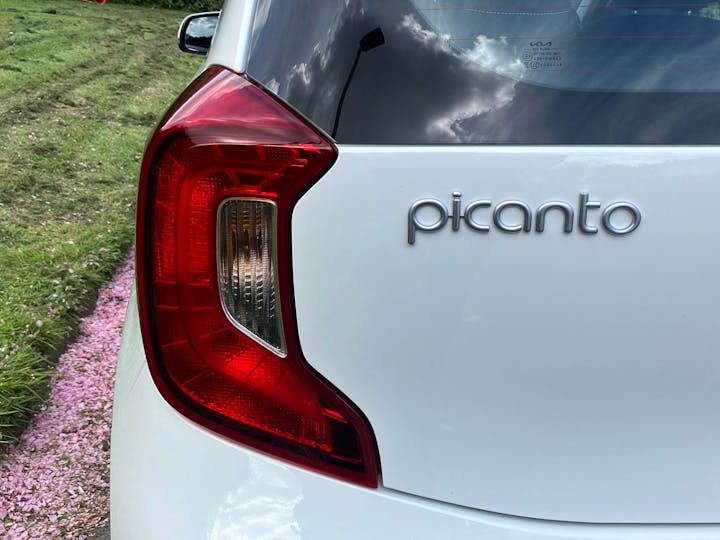 White Kia Picanto 1.0 3 2023