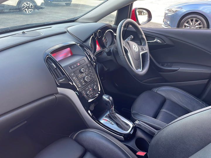Red Vauxhall Astra 1.6 Elite 2014