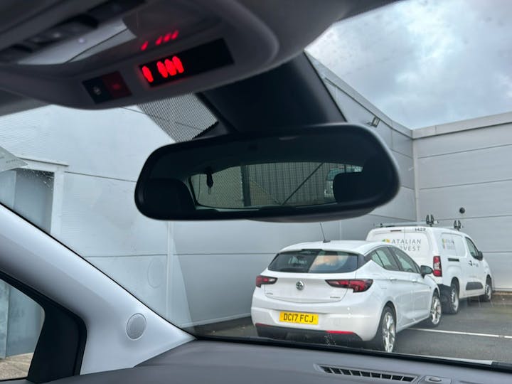 White Vauxhall Crossland 1.2 SRi Nav 2021