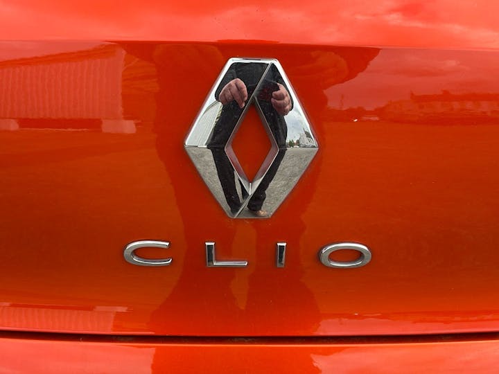 Orange Renault Clio 1.0 Iconic Tce 2021