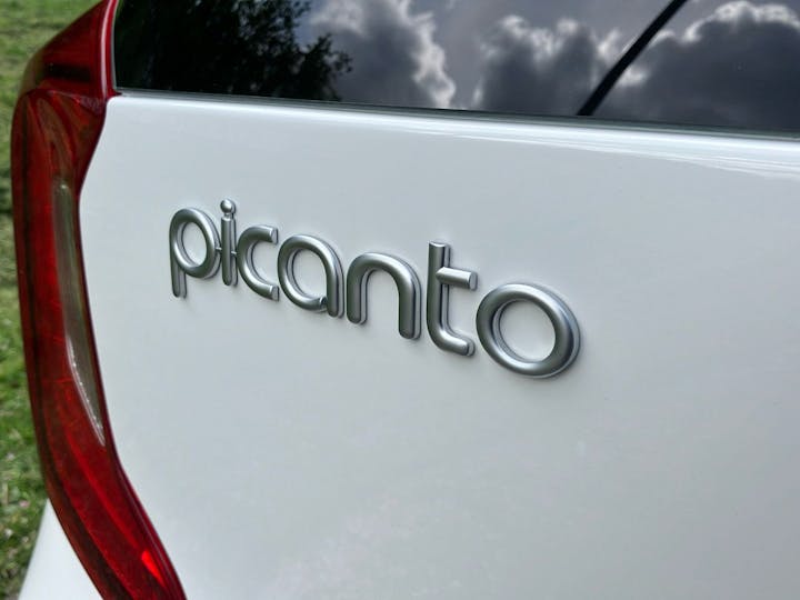 White Kia Picanto 1.0 3 2023